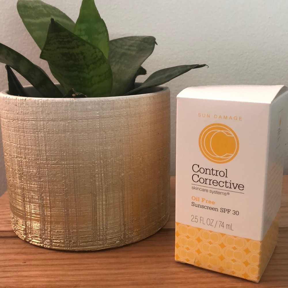 Control Corrective oil free sunscreen spf 30